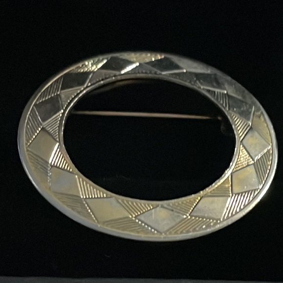 1.5” Vintage 5mm Etched & Gold Plated Round Brooch w/ 1” Inner Diameter - Picture 4 of 4